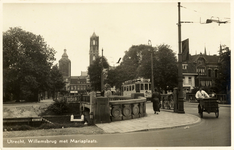 604368 Gezicht op de Willemsbrug te Utrecht, vanaf de Catharijnesingel, met op de achtergrond de Mariaplaats.